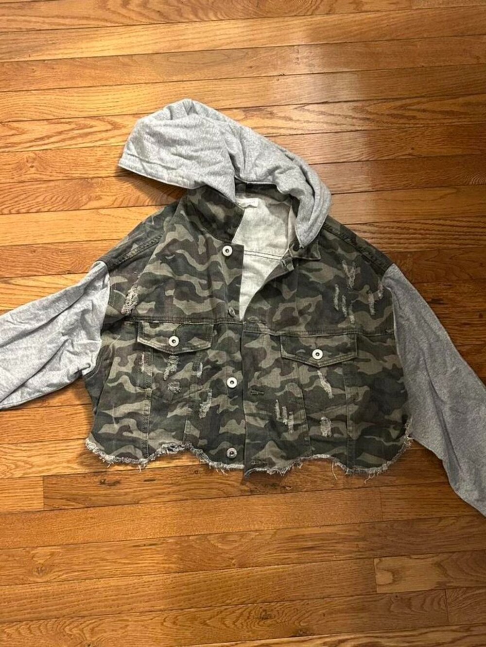 Camouflage cropped jacket with gray sleeves and detachable hood, size M